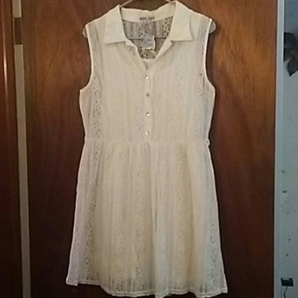 White lace sleeveless dress